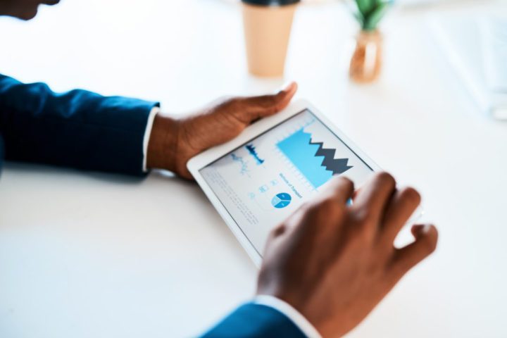 Mãos de homem mechem em um tablet