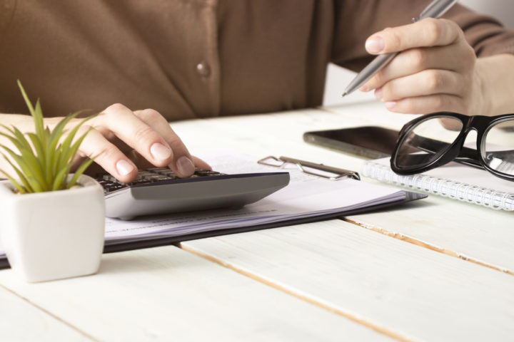 Fazer o pagamento do 13° salário dos funcionários sem erros é fundamental. Aqui, entenda melhor esse direito e descubra como ele é calculado!