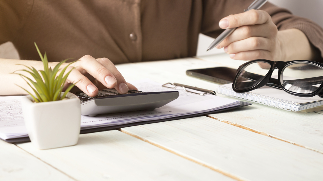 Fazer o pagamento do 13° salário dos funcionários sem erros é fundamental. Aqui, entenda melhor esse direito e descubra como ele é calculado!