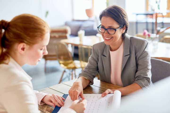 Mulheres discutindo a remuneração dos sócios