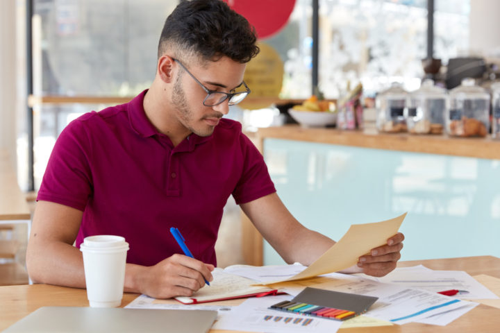 Empresário analisando dados e informações da empresa para não ficar com passivo trabalhista