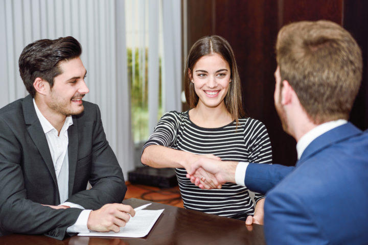Empresário com novo funcionário CLT ou PJ