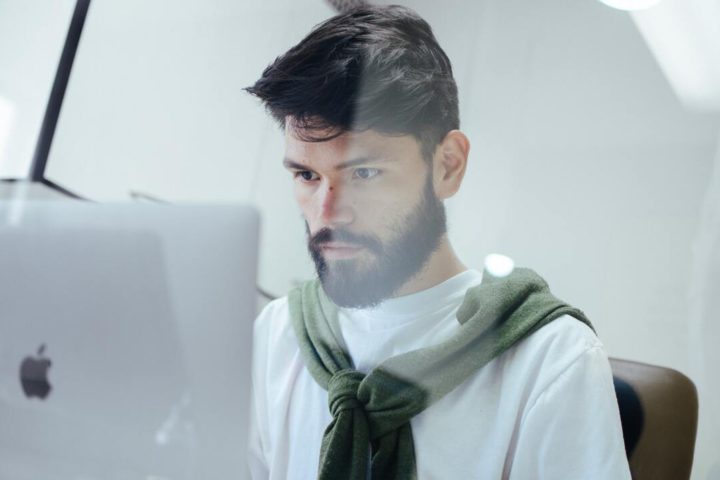 Homem analisando certificado digital MEI