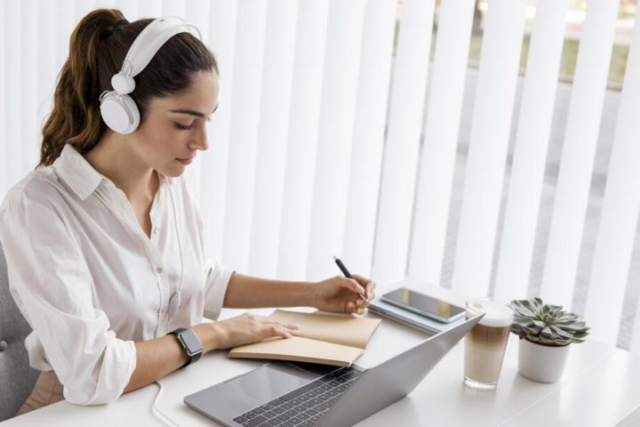 Mulher pesquisando empresa EIRELI na internet