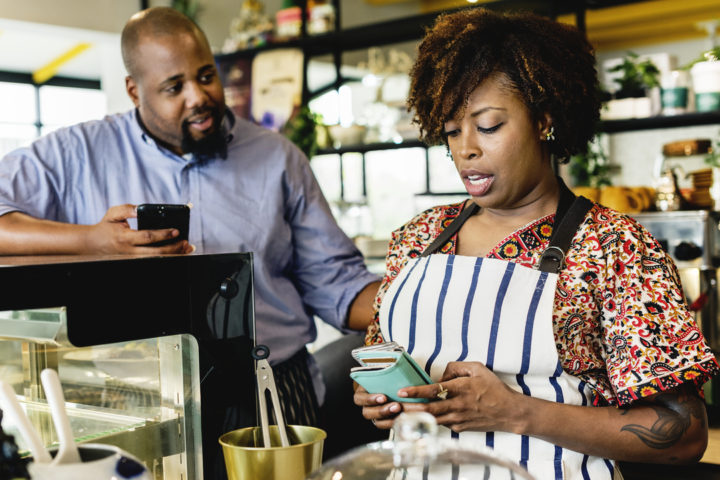 Dupla calculando a curva ABC em sua estratégia de negócio