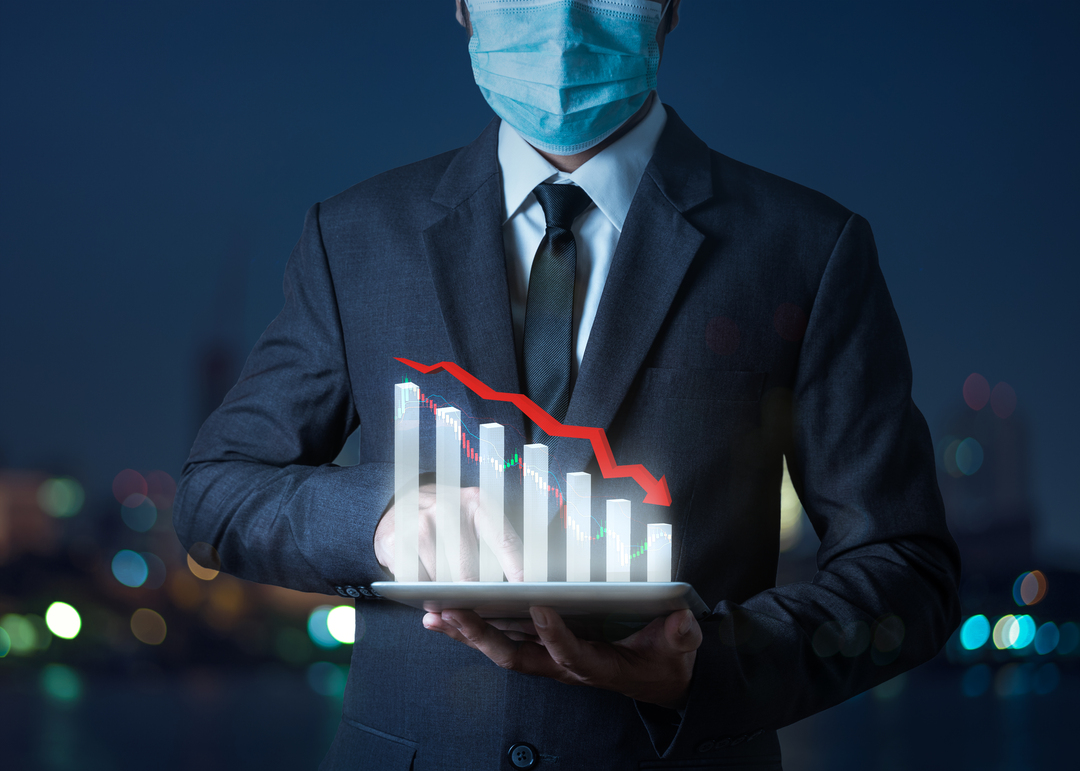 Homem fazendo a gestão da crise financeira em uma tela