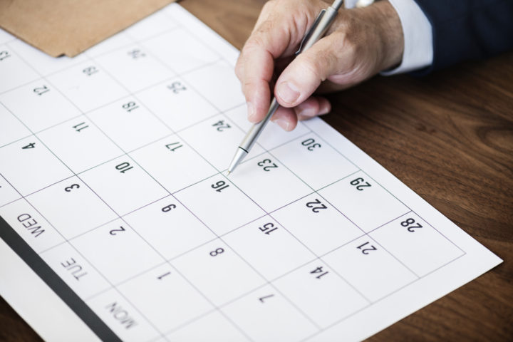 Homem checa qual foi o feriado antecipado em calendário
