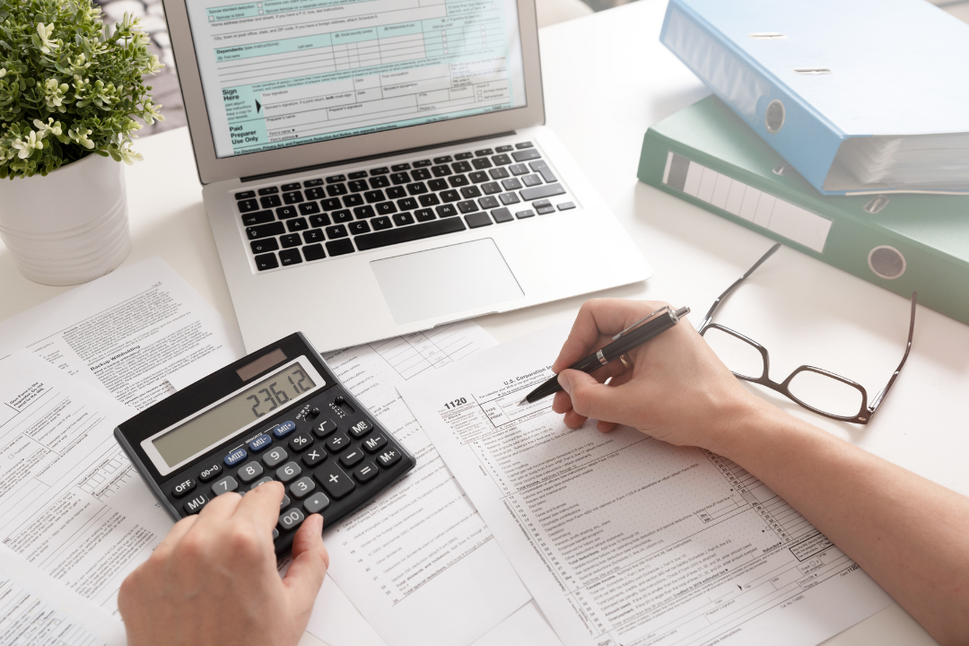 Empreendedor fazendo cálculo do imposto de renda