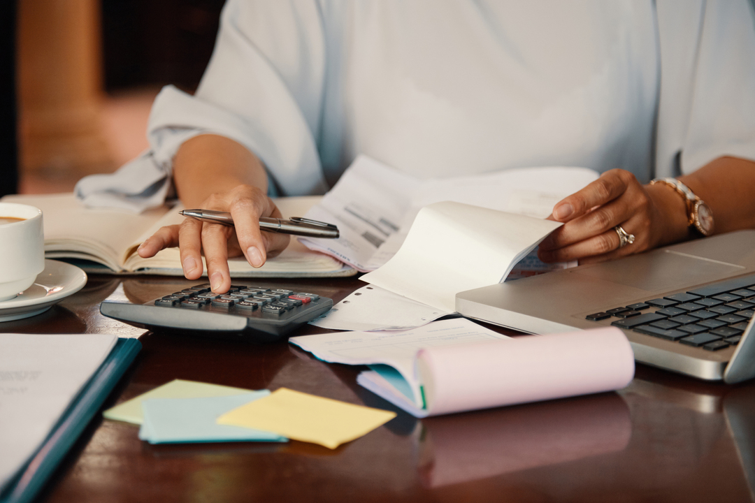 Empresária faz cálculos depois de descobrir como regularizar sua empresa