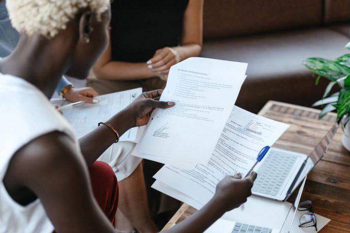 Mulher negra faz a consultoria trabalhista de pequenos negócios