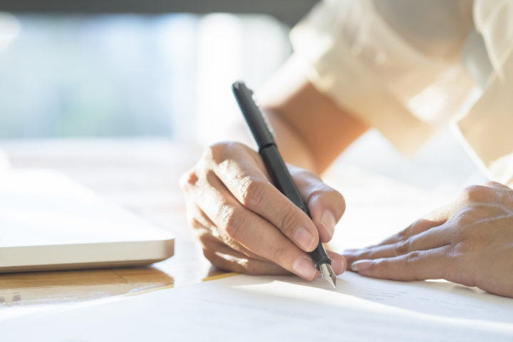 Contador fazendo uma declaração DECORE para seu cliente.